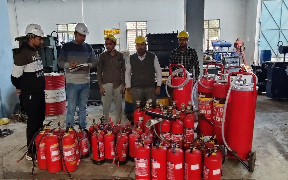jeworkshopltp's tweet photo. विद्युत कार्यशाला केंद्र ललितपुर में सुरक्षा के दृष्टिगत समस्त फायर एक्सटिंग्विशरों की रिफिलिंग कराई गई। @dvvnlhq @dvvnllalitpur2 @Rakeshsbly @UPPCLLKO @mduppcl @MDDVVNL @DvvnlDirectorT @aksharmaBharat @AeGoyal https://t.co/zYcQv0fAJZ