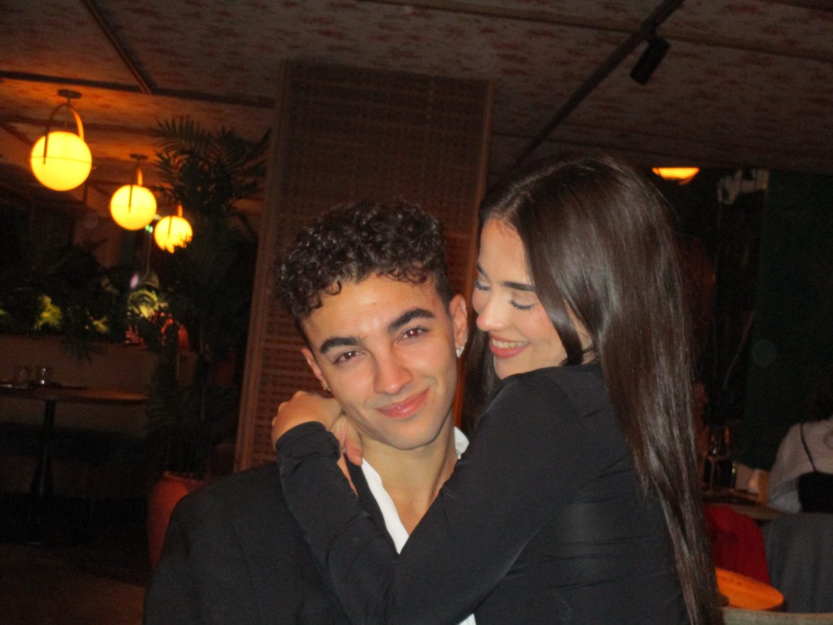Saamuellopez's tweet photo. ayer hizo un año que conocí a Val en una de las peores noches de mi vida… 
La conocí con un abrazo tan sincero y que necesitaba tanto en ese momento que creamos un vinculo inmediato <3 

Es que miradla, es tan moni 🥹 https://t.co/6mPwEBOlRK