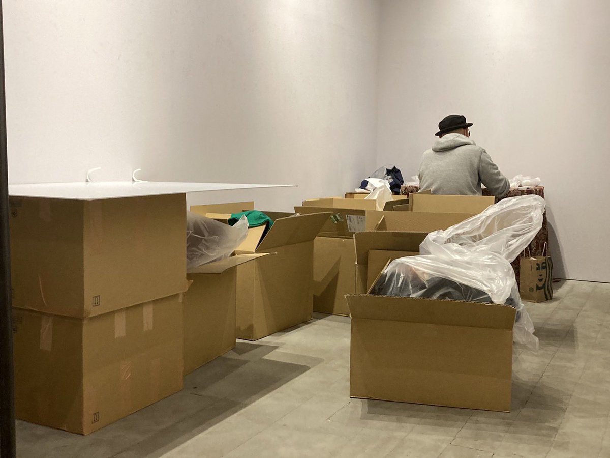 【グッズ小噺①】
今回の展示、実は会場の方々と「どんなグッズを作るか会議」を行い、ランダムアクキーを作ってみよう!ということになりました
そしてなんとアクキーの袋詰め、スタッフさんがしてくださってます🙇‍♀️😭💋👏
みんなの血と汗と涙でできたランダムアクキー、是非楽しんでいってください! 