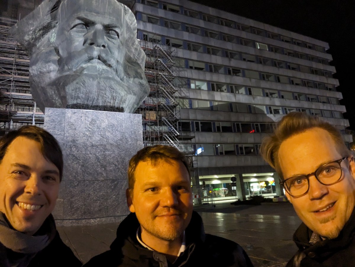 Those were exciting 10 days of molecular science @TUChemnitz with talks by Urs (@GellrichUrs), Mike (@UOHaleyLab) and - as topping - the 2023 Liebig Lectureship by Paul (@mcgonigalgroup)! Thanks to all of you! Karl was grumpy as ever... #CHEMnitz @GDCh_aktuell @BreugstLab