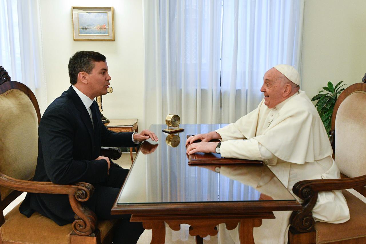 Papa Francisco y el Presidente Santiago Peña conversando