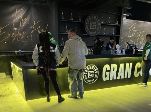 ZLEDLighting's tweet photo. It's all a #glow of Magnillumen Plus Illumination bars in amber & yellow at Arnold Palmer Spiked Bar & the @grancoramino Tequila
by @kevinhart4real
at @LFFStadium
home to @philadelphiaeag
πΈπΉπ‘β‘οΈπ¦
π
#zledlighting #magnilumen #HardWorkTastesDifferent
#FlyEaglesFly #cheers https://t.co/e8A3PGJiav