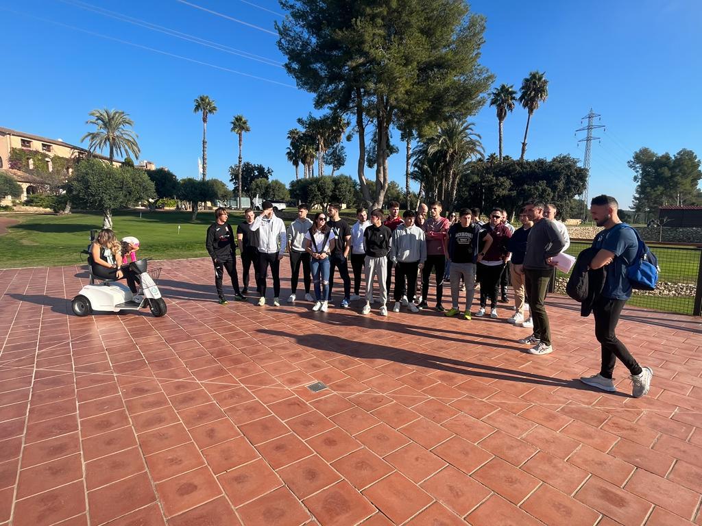 EUSES_Oficial's tweet photo. Els nostres estudiants de 4t de CAFE de TE han viscut una jornada única en el @GolfCostaDorada. Història, present i futur del golf de la mà del Sr. Marcos Meury, Sr. Xavier Pueyo i Sr. Toni Navarrete. ⛳️
Inoblidable sessió de Pitch&Putt!
#EUSESCAFE #EducacióFísica https://t.co/5RzP13paBz