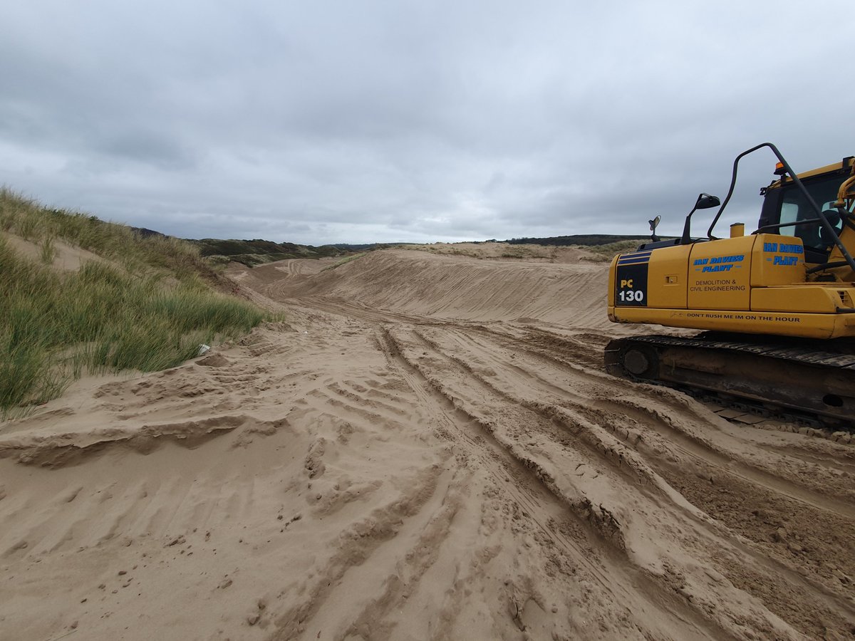 TwyniByw's tweet photo. Merthyr Mawr Update ๐ข
Sands of LIFE have restored 1ha of dunes across 5 areas at Merthyr Mawr NNR. These works will rejuvenate the habitats, helping restore dune mobility an reduce the over-stabilisation of the dunes.
#SandsofLIFE #Sanddunerestoration #MerthyrMawr https://t.co/H1Vd0vJGyV