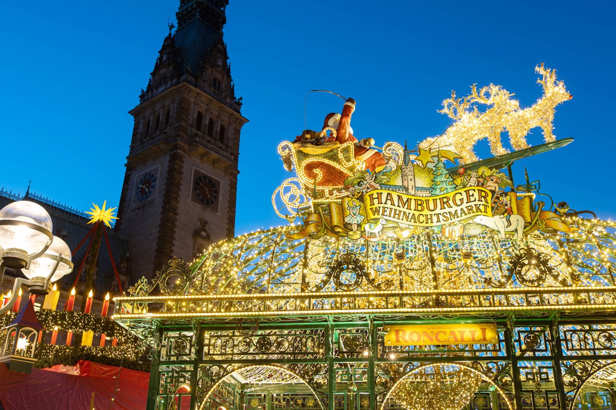 Schmalzkuchen, Bratwurst &amp; Co. probieren, Glühwein &amp; wärmende Getränke genießen, Kunsthandwerk entdecken –  habt ihr schon eine Runde über einen Hamburger #Weihnachtsmarkt gedreht? Alle Infos zu Weihnachtsmärkten in #Hamburg: hamburg.de/weihnachtsmark…✨🎄 
Bild: IMAGO/Nikito