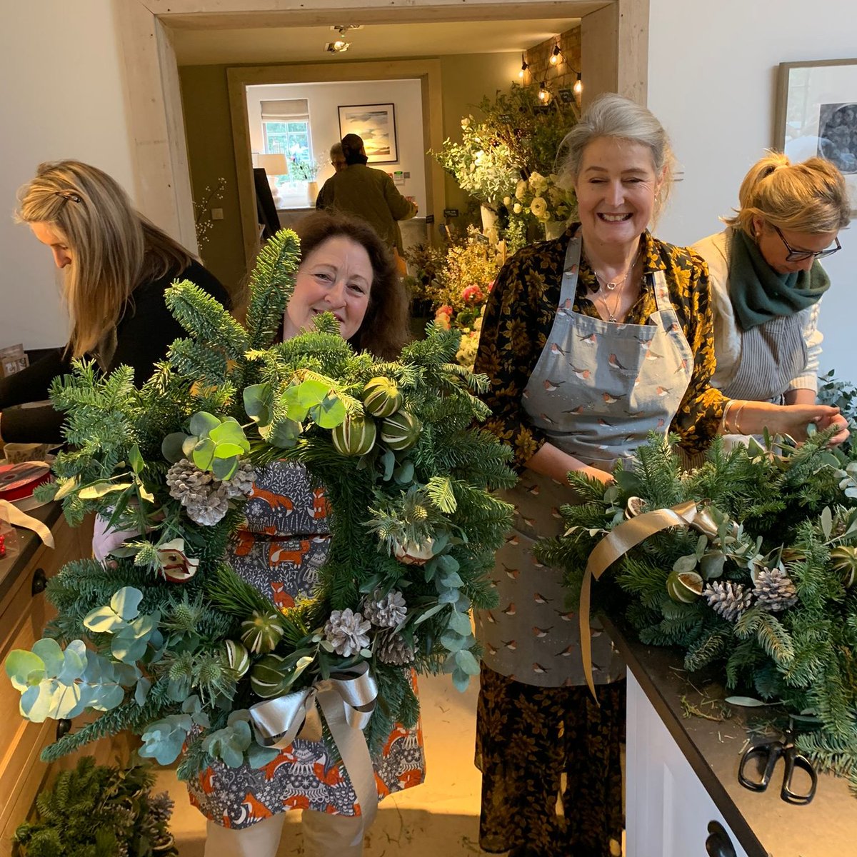 MoutanFlowers's tweet photo. We can't wait to be back at the wonderful Neptune  #Farnham this week for some more fabulous festive #wreathworkshops 🎄
Thursday 30th November; 10-12am and 2-4pm
For details and to book: https://t.co/acfbBEMgmh or call us on: 01252 718803 https://t.co/GN7DAXrRb8
