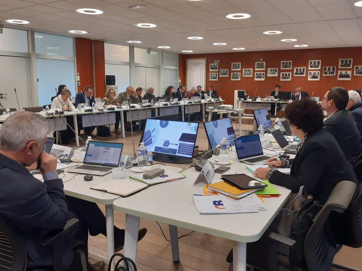 🟢 Ce matin c’est Séance Publique pour les élus de la majorité départementale !
Une matinée consacrée aux #Orientationsbudgetaires 📊 
étape importante qui définit le cap sur les différentes compétences du <a href="/DeuxSevres/">79 le Département</a> #solidariteshumaines