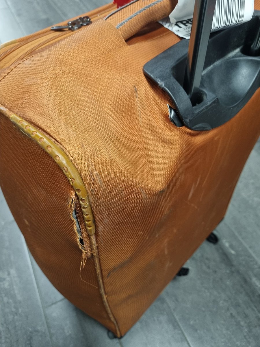 Rachjsal's tweet photo. @Ryanair just got off a flight from Manchester to torpe and my case has been absolutely battered. Can you put me through to log a complaint. Its no longer useable https://t.co/IAeIUEKPzG