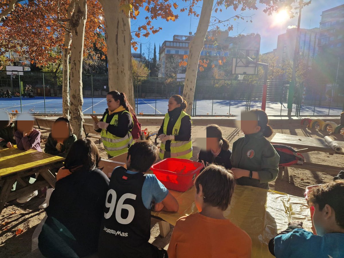 UdcChamartin's tweet photo. La semana pasada realizamos un taller de fukuokas con el alumnado del #ceippatriarcaobispoeijogaray, donde aprendimos a hacerlas y conocer su uso y beneficios para el medio ambiente y su fauna🌱🐥💚 @JMDChamartin @MADRID @AsocElOlivar https://t.co/gmVZhA3pLn