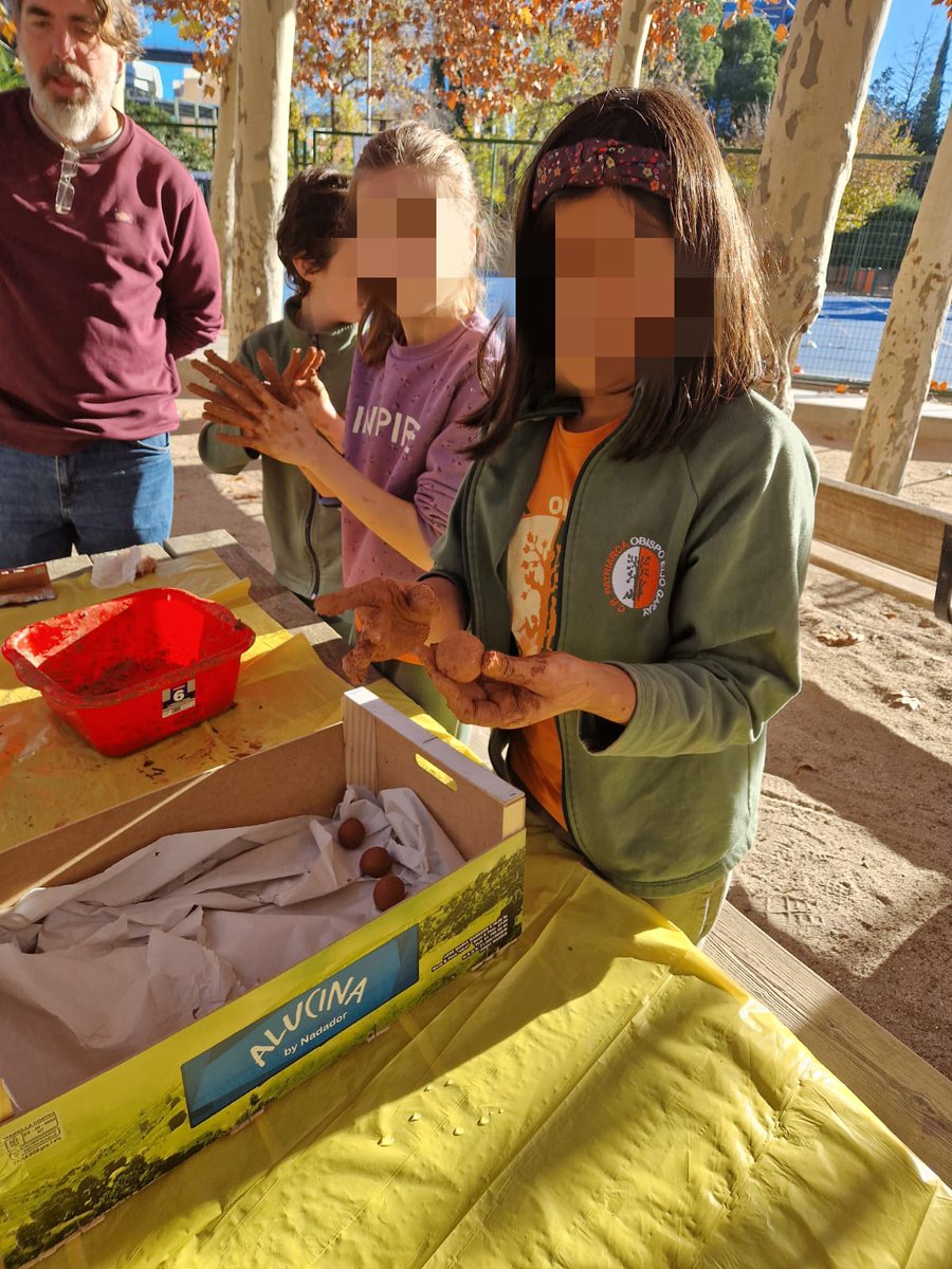 UdcChamartin's tweet photo. La semana pasada realizamos un taller de fukuokas con el alumnado del #ceippatriarcaobispoeijogaray, donde aprendimos a hacerlas y conocer su uso y beneficios para el medio ambiente y su fauna🌱🐥💚 @JMDChamartin @MADRID @AsocElOlivar https://t.co/gmVZhA3pLn