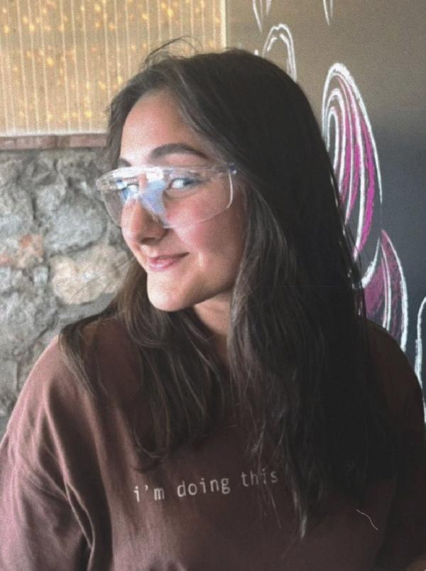 Aydın Işıklı KYK'da hayatını kaybeden arkadaşımız #ZerenErtaş'ın ölümüne dair bilirkişi raporunda asansörde bakım faaliyetlerini gerçekleştiren firmanın, kabinin kattan belirli bir mesafe uzaklaştığında hareketsiz kalmasını sağlayan emniyet düzeneğinin iptal etmesi nedeniyle asli