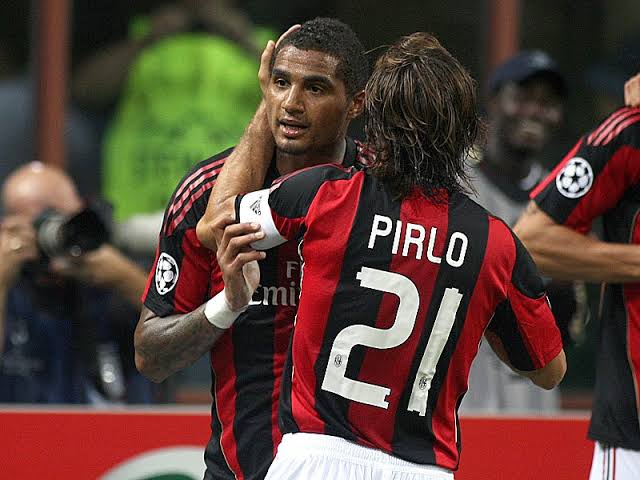 Info_SerieA's tweet photo. ANDREA PIRLO: MELIHAT DALAM HENING

Wawancara Kevin Prince Boateng menyimpan cerita menarik soal pengalamannya bermain di AC Milan bersama Andrea Pirlo.

"Aku besar di Inggris, dimana semua terbiasa berteriak meminta bola. 

Minggu pertamaku berlatih di Milan, aku lakukan itu juga. Ku selalu berteriak meminta bola. 

Lalu, Pirlo berbicara padaku di sisi lapangan dengan dibantu temannya sebagai penerjemah (bahasa inggris):

"Hey, jangan berteriak. Kalau kamu berteriak, lawan akan tahu jika posisimu bebas (lawan akan bersiap).
....
Jika kamu dalam posisi bebas, tak perlu berteriak, aku akan melihatmu dan tahu posisimu"

Aku tak bisa berkata-kata setelah itu.

Dia melihat segalanya."

🥶🥶🥶