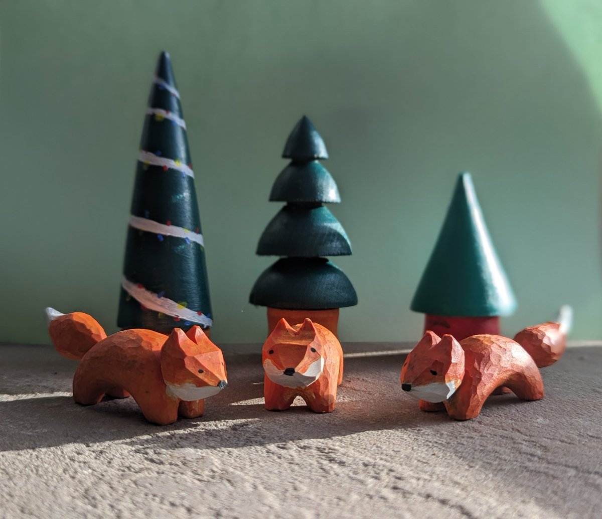 Woodyspirit's tweet photo. This gorgeous family of foxes will be at #christmasinabergavenny @nevillstbiz on Saturday 9th December 🌲🦊

@Madein_Mon @RobertSorby #handcarved #woodcarving #Wales #Welsh #folk #folkart #woodart #whittling #charactercarving #newwoodculture #workingwithwood #handcarved https://t.co/D6zvTsh0E9