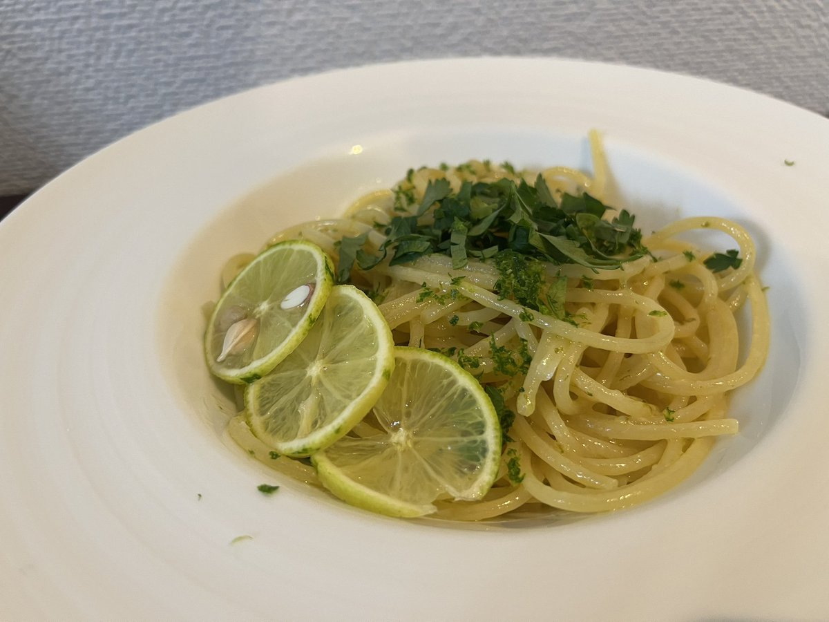 すだちのパスタ🍊すだちの柔らかい酸味が心地良いシンプルパスタです。双子育児でヘトヘトな毎日ですが、👧「パパの料理おいしいねえ！かっこいいねえ！」と娘が言ってくれたので明日も頑張れます😌
#おうちごはん
#Twitter家庭料理部
