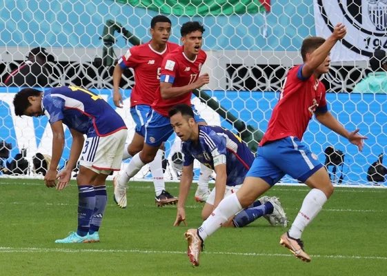 soccernews_euro's tweet photo. 【速報】
日本代表コスタリカに敗れる
次節スペインに勝利が必要
金星から一転絶望的状況に https://t.co/MLeSaf1UwU