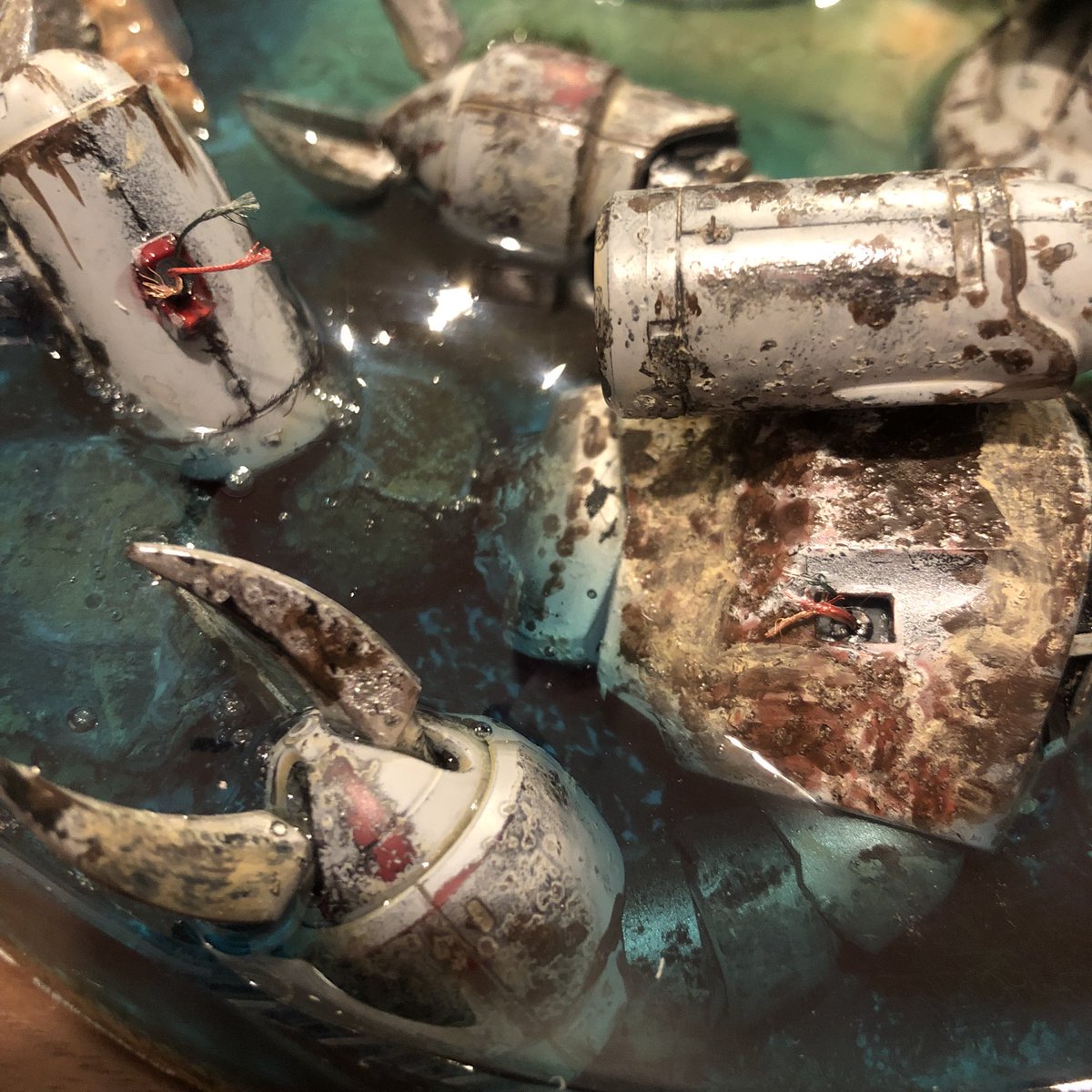 Tokyo_Pit's tweet photo. 2機目のズゴックを初挑戦のレジンを使ったジオラマで表現しました😇
えっちポイントは背景の岩をボンド水とティッシュと色んな色を重ね塗りした所(1枚目)背中のやつが引きちぎれた加工(2枚目)胴体は、より多くの配線を施し(3枚目)レジンによる水中表現(4枚目)

これからジェルメディウムで川の流れを表現してズゴックに苔をちょんちょん付けて側面やらのレジンを研磨したら完成🍊

レジンも思ったより気泡も残らず初めてにしてはかなりの出来栄えではないだろうかと自画自賛で備忘録を締めようと思う。