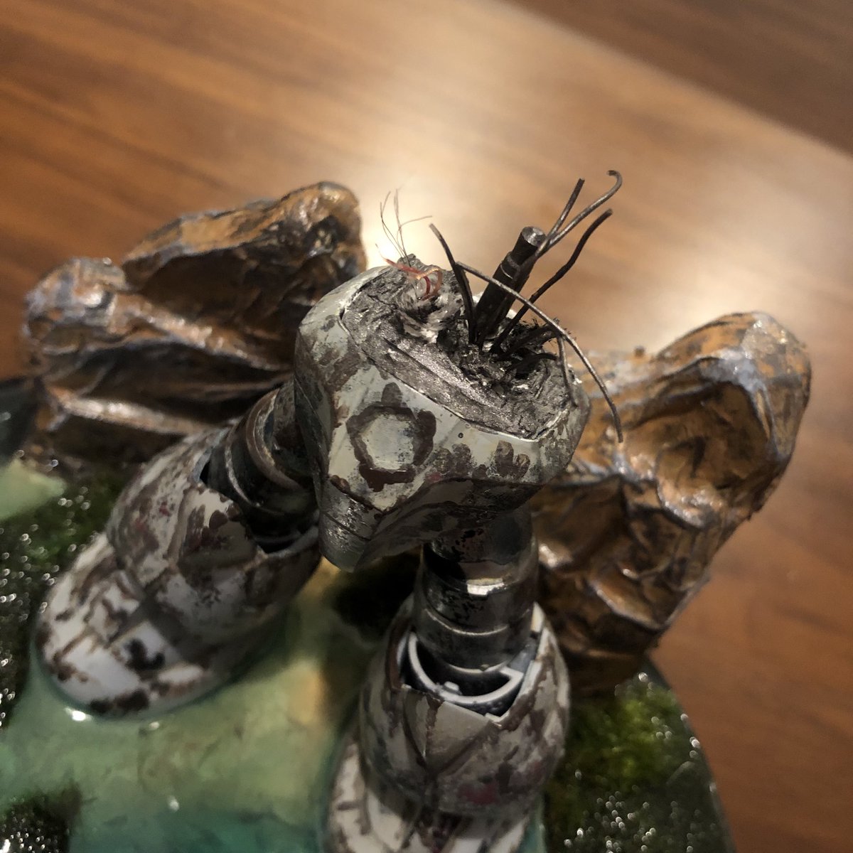 Tokyo_Pit's tweet photo. 2機目のズゴックを初挑戦のレジンを使ったジオラマで表現しました😇
えっちポイントは背景の岩をボンド水とティッシュと色んな色を重ね塗りした所(1枚目)背中のやつが引きちぎれた加工(2枚目)胴体は、より多くの配線を施し(3枚目)レジンによる水中表現(4枚目)

これからジェルメディウムで川の流れを表現してズゴックに苔をちょんちょん付けて側面やらのレジンを研磨したら完成🍊

レジンも思ったより気泡も残らず初めてにしてはかなりの出来栄えではないだろうかと自画自賛で備忘録を締めようと思う。