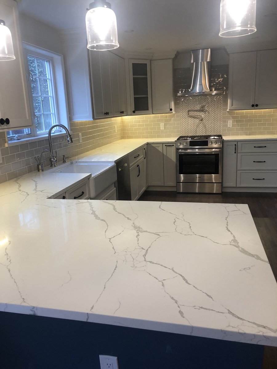 ✨The clean white color and striking veining of the calacatta Quartz will surely make a statement in your kitchen. It's a great choice if you're aiming for a modern yet classic aesthetic.✨ for more information have a look at our website 🌎 jcworktops.co.uk