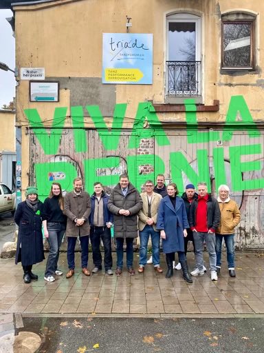 ADressel's tweet photo. Das könnte ein #ShareDeal fürs Gemeinwohl werden😉👍 - Lawaetz-Stiftung könnte Kreativ-Hof ⁦⁦@vivalabernie_eV⁩ kaufen, Nutzer können Pächter werden. Jetzt ist die Stadtgesellschaft gefragt, mit Sozial-Krediten &amp; anderen Unterstützungen zu helfen.Wir begleiten das weiter. https://t.co/geCLorc6CD
