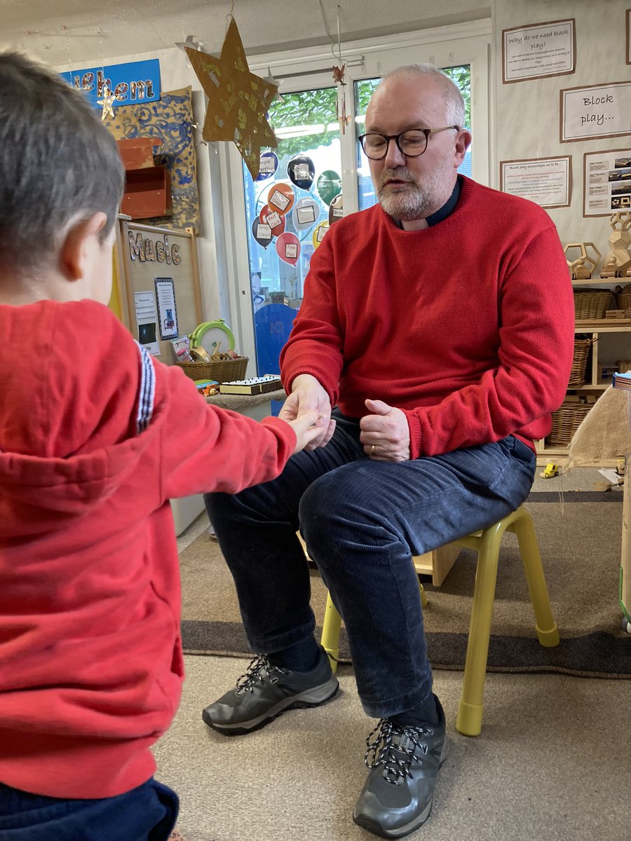 osbornecnweb's tweet photo. A lovely Christmas visit from @Andy_Lightbown to read us ‘The Nativity’ ⭐️ We sang ‘Away in a Manger’ and retold parts of the story ✨ Diolch for coming ❤️ #CommunityLink @newportcath @BrimbleGaynor @EAS_EarlyYears @FroebelTrust @NewportFIS https://t.co/beih0g5xYF