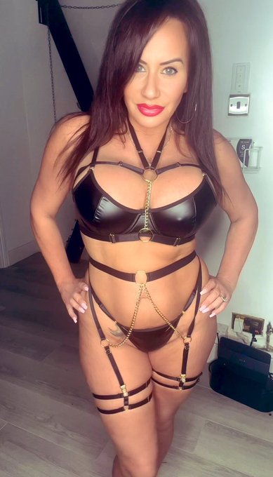 On cam now ! https://t.co/Trvwibxdwm https://t.co/4rloet5zXv