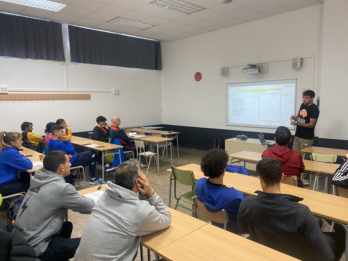 paufm400's tweet photo. Primera concentració de la temporada del Sector de Velocitat (100-200m) de la @Atletisme_FCA. 
Master Class del Perfil FV horitzontal i aplicacions pràctiques a càrrec de @Quim_3000. Com sempre, agraït per la participació i compartir treball amb @Sevicoach i @AlvaroAljarilla https://t.co/MI3tLsEzKu