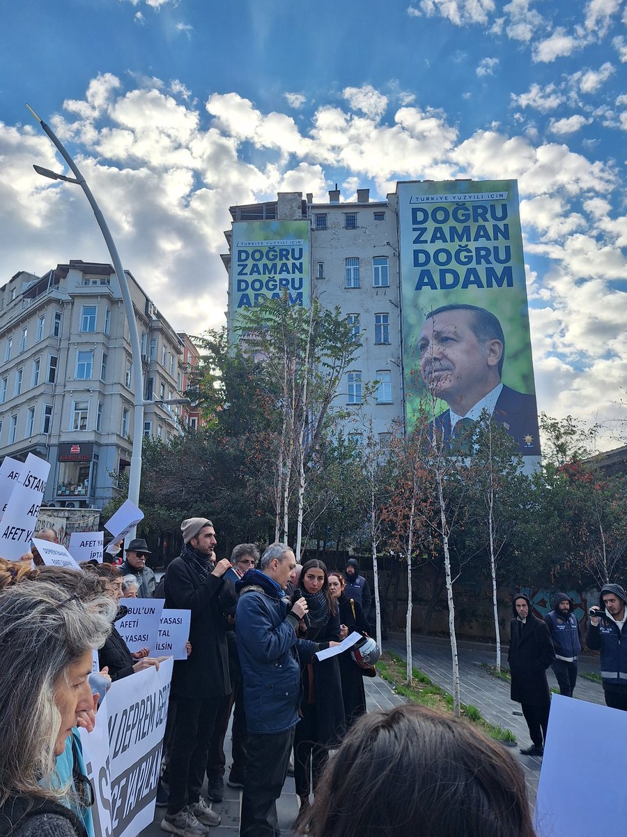 'Deprem gerçeğini, kâr hırsınıza mazeret yapmanıza göz yummacağız.' 
demek için bugün Beyoğlu Belediyesi önündeydik.
#AfetYasasıİptalEdilsin