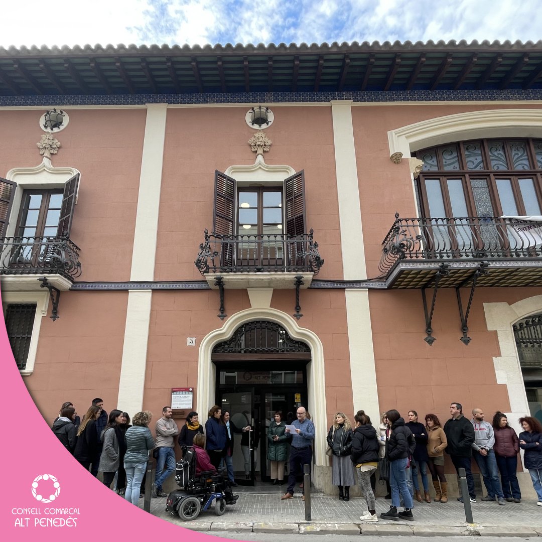 ccaltpenedes's tweet photo. 🟣 Amb motiu del 25N, Dia Internacional per a l'eliminació de les violències vers les dones, a les 12 del matí, davant de la seu del Consell Comarcal de l’Alt Penedès, s'ha llegit un manifest de condemna

🔎 Podeu llegir el manifest sencer a https://t.co/YufqTNHBAs https://t.co/omWqzWwKS0