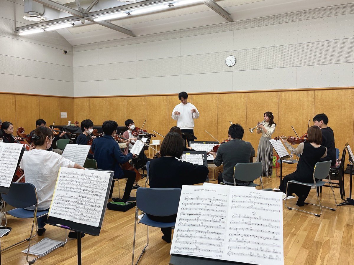 Tym_Musicus's tweet photo. 11/25(土)はトランペット奏者:矢野史織さんとの初合わせでした！

作曲された当時の時代背景や楽器事情をレクチャー頂き、音楽を深く作っていきました。

矢野さんの演奏は日本で久々になるとのこと。聴きに皆様のご来場お待ちしております！ https://t.co/YbZ8c1eBWE