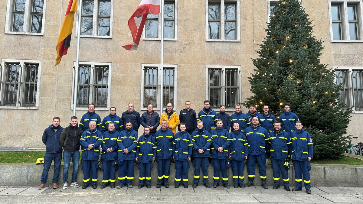 Und Zack! ist schon wieder Weihnachtszeit 🎄

#Danke an die Ehrenamtler des #THW Baden-Württemberg, die diese wirklich stolze Tanne aus #Hofstetten vor unser Präsidium transportierten und aufstellten. #Danke auch an das <a href="/THWOVNeukoelln/">THW OV Berlin-Neukölln</a>, das das Prachtstück illuminierte.
^tsm