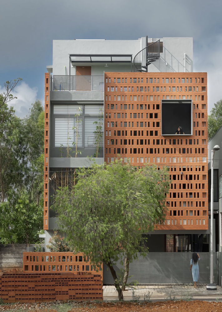 ArchDaily's tweet image. Although built on a small plot in #India, Big-Little #House is designed with large volumes.  All the major living spaces inhabit a large volume that overlooks the #garden, which covers one-fourth of the 1500-square-foot plot. ow.ly/2ilH50QboaP