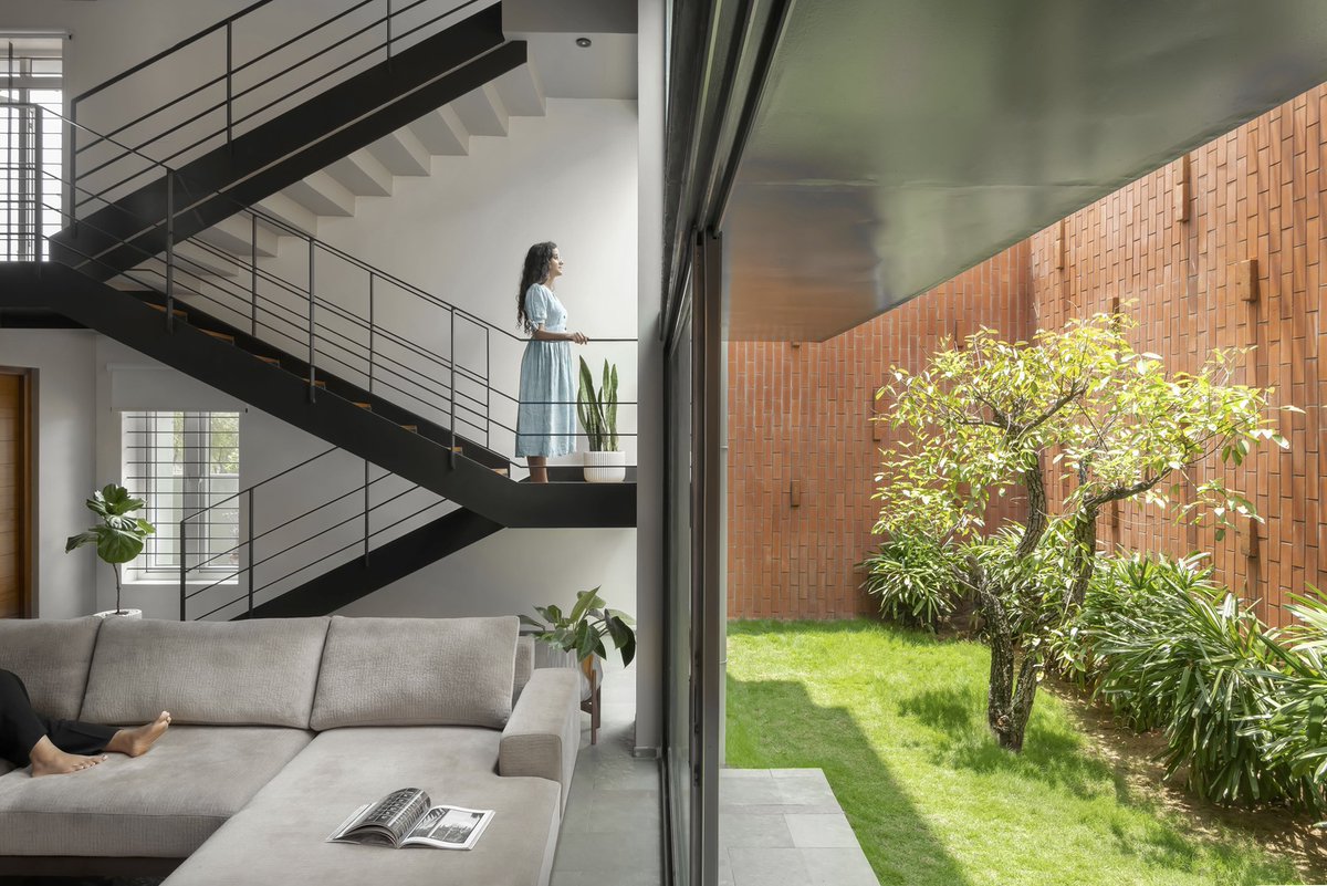 ArchDaily's tweet image. Although built on a small plot in #India, Big-Little #House is designed with large volumes.  All the major living spaces inhabit a large volume that overlooks the #garden, which covers one-fourth of the 1500-square-foot plot. ow.ly/2ilH50QboaP