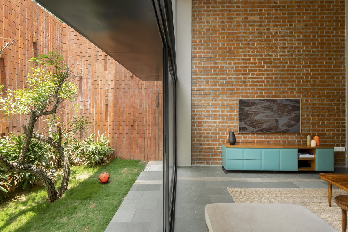 ArchDaily's tweet image. Although built on a small plot in #India, Big-Little #House is designed with large volumes.  All the major living spaces inhabit a large volume that overlooks the #garden, which covers one-fourth of the 1500-square-foot plot. ow.ly/2ilH50QboaP