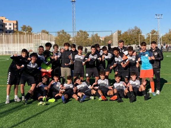 Calavera CF (@calaveracfutbol) on Twitter photo #CalaveraCFCadeteB
✅ Grandísima victoria a domicilio para nuestro segundo equipo cadete, que se impuso ante el <a href="/cdPadrePio/">C.D. Padre Pío</a> por 1-2 y se coloca como segundo en solitario en la clasificación.
⚽️ Ricky y Santi Cachola hicieron los tantos del triunfo para los de <a href="/Estebanporterov/">Esteban Portero Villalba</a>. #CalaveraCFCadeteB
✅ Grandísima victoria a domicilio para nuestro segundo equipo cadete, que se impuso ante el <a href="/cdPadrePio/">C.D. Padre Pío</a> por 1-2 y se coloca como segundo en solitario en la clasificación.
⚽️ Ricky y Santi Cachola hicieron los tantos del triunfo para los de <a href="/Estebanporterov/">Esteban Portero Villalba</a>.