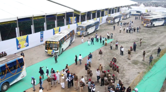 TheNewIndian_in's tweet photo. FLASH: The first batch of devotees left for Punjab under #AAPKiTirathYatraYojana.
 
Delhi CM Arvind Kejriwal and Punjab CM Bhagwant Mann launch the 'Teerth Yatra Scheme' on Guru Parab.

 #AAP #Guruparb #GuruNanakJayanti