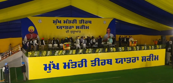 TheNewIndian_in's tweet photo. FLASH: The first batch of devotees left for Punjab under #AAPKiTirathYatraYojana.
 
Delhi CM Arvind Kejriwal and Punjab CM Bhagwant Mann launch the 'Teerth Yatra Scheme' on Guru Parab.

 #AAP #Guruparb #GuruNanakJayanti