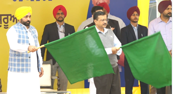 TheNewIndian_in's tweet photo. FLASH: The first batch of devotees left for Punjab under #AAPKiTirathYatraYojana.
 
Delhi CM Arvind Kejriwal and Punjab CM Bhagwant Mann launch the 'Teerth Yatra Scheme' on Guru Parab.

 #AAP #Guruparb #GuruNanakJayanti