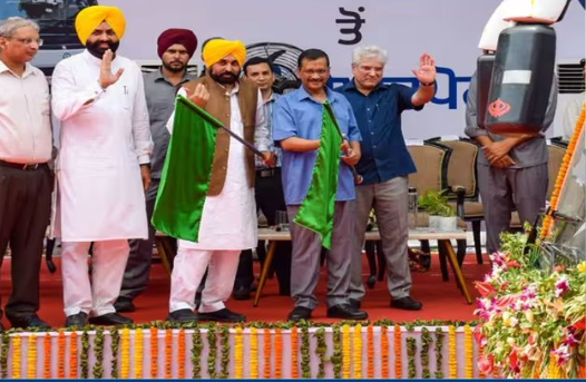 TheNewIndian_in's tweet photo. FLASH: The first batch of devotees left for Punjab under #AAPKiTirathYatraYojana.
 
Delhi CM Arvind Kejriwal and Punjab CM Bhagwant Mann launch the 'Teerth Yatra Scheme' on Guru Parab.

 #AAP #Guruparb #GuruNanakJayanti