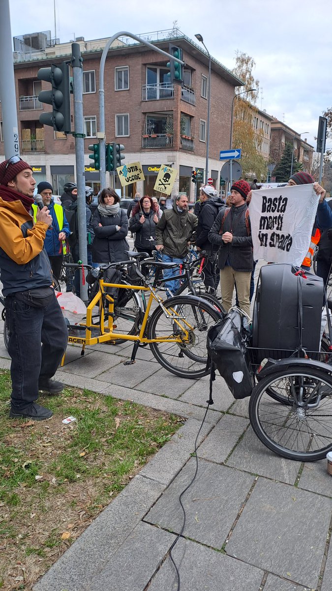 Basta morti in strada
Sotto la sede di Assotir, perché la vita umana vale più della merce.