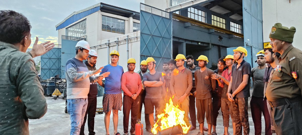 jeworkshopltp's tweet photo. विद्युत कार्यशाला केंद्र ललितपुर में आग की घटना से बचाव हेतु समस्त स्टाफ की मॉक ड्रिल करवाई गई। @aksharmaBharat @mduppcl @dvvnlhq @dvvnllalitpur2 @DvvnlDirectorT @Rakeshsbly @AeGoyal @MDDVVNL https://t.co/cSL60O2VL3