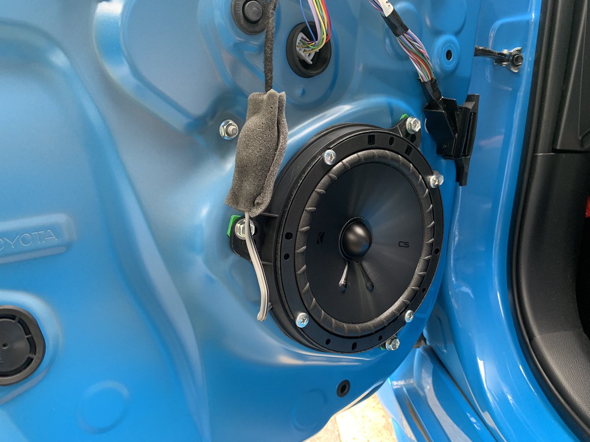 BdashInfo's tweet photo. ほーい！
前日ですが、kickerカプラーオン
パーフェクトキットCSS674取り付け！
ディスプレイオーディオですが、音色がパワーアップして、更に音楽で楽しめる様になりました！^o^

#kicker
#kickeraudio
#bdashsound
#カローラスポーツ https://t.co/g9GyqmqQmV