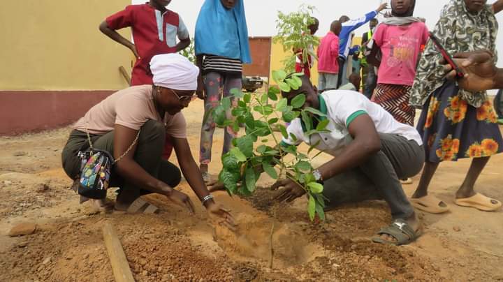 AbdoulMamoud's tweet photo. #DimancheUtile
Nous avons pris part hier matin à l'activité de plantation d'arbres organisée par Initiative Pour l'Arbre & @American corners Niger a l'école primaire des orphelins de la cité SAADA.
Ce fut un moment de partage plein de sciences. 🇳🇪 https://t.co/WRExKokPO4