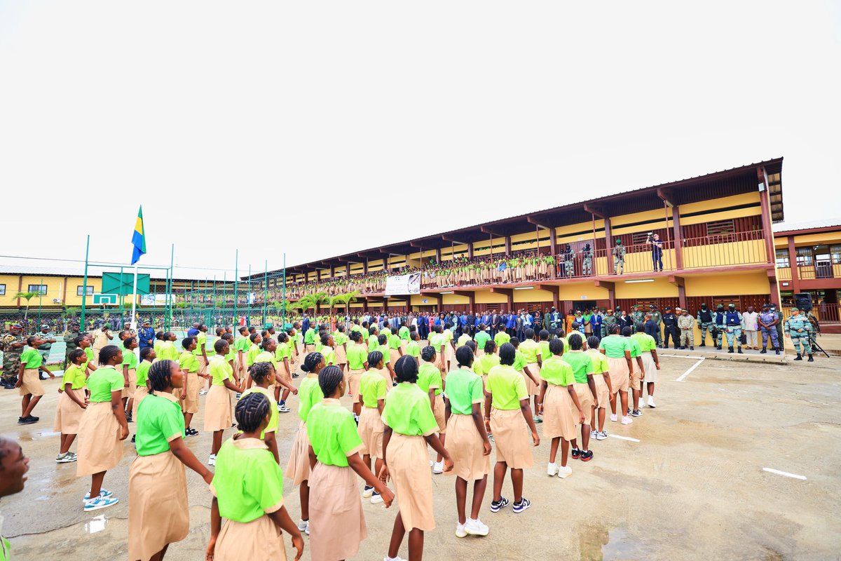 #GABON: Moment de communion nationale exceptionnel aux côtés des élèves et du corps enseignant du CES Mabignath lors de la cérémonie de levée des couleurs 🇬🇦, le président de la Transition <a href="/oliguinguema/">Brice Clotaire Oligui Nguema</a> toujours au contact des populations.
<a href="/PresidenceGA/">Présidence de la République Gabonaise</a>