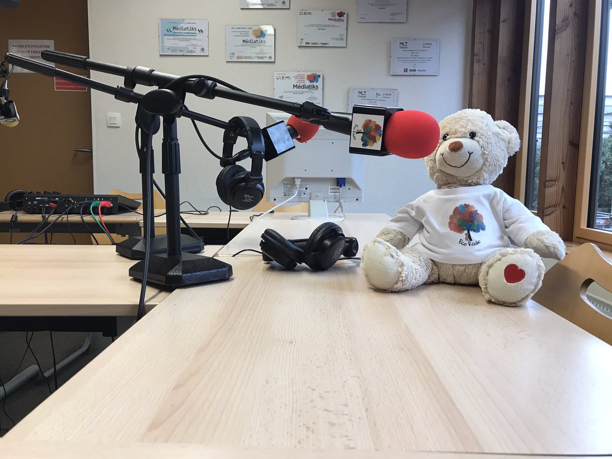 Teddy a une nouvelle tenue avec le logo d’éco radio et les #ODD et participe au micro.
Écrie par Corentin