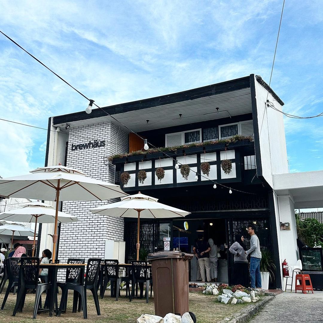 SenawangTV's tweet photo. PORT MEN’GOPI BARU DI PAROI ☕️❤️

Vibes best giler! Banglo lama ditukar jadi port kopi, sangat lawa, pagi malam suasana best.

Waghih berdekatan wajib datang
✅Hazelnut Latte
✅Americano
✅Caramel Macchiato
✅Latte

📍Brewhaus, Taman Paroi Jaya, Seremban
⏰11:00 AM - 10:00 PM https://t.co/5ERmpR0qpU