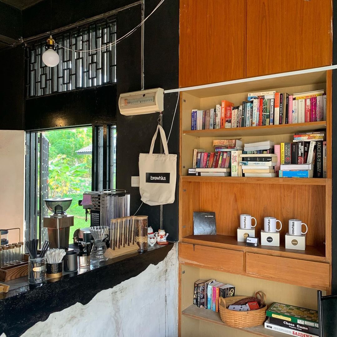 SenawangTV's tweet photo. Jom waghih, ajak kawan-kawan, family rasai vibes men’gopi di banglo brewhaus. ☕️

🔺Croffle pon diorang jual, pelbagai topping ado

✅Hazelnut Latte
✅Americano
✅Caramel Macchiato
✅Latte
✅Hot Chocolate

📍Brewhaus, Taman Paroi Jaya, Seremban
⏰11:00 AM - 10:00 PM https://t.co/xSLUOFuMyu