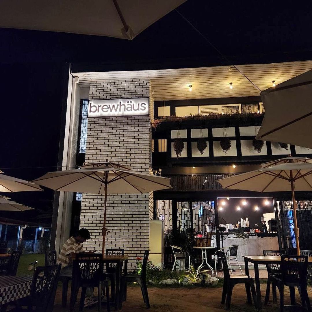 SenawangTV's tweet photo. Jom waghih, ajak kawan-kawan, family rasai vibes men’gopi di banglo brewhaus. ☕️

🔺Croffle pon diorang jual, pelbagai topping ado

✅Hazelnut Latte
✅Americano
✅Caramel Macchiato
✅Latte
✅Hot Chocolate

📍Brewhaus, Taman Paroi Jaya, Seremban
⏰11:00 AM - 10:00 PM https://t.co/xSLUOFuMyu