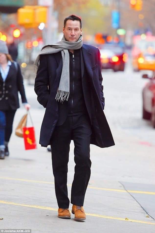 Гурван настай байхдаа аавдаа хаягдаж, гурван ч хойд эцэгтэй байж, охин нь амьгүй төрж, эхнэр ослоор нас барж асар их зовлон үзсэн Reeves эмнэлэгт маш их мөнгө хандивласны дотор Matrix киноноос авсан 75 сая доллар ч багтсан. Сэтгэл нь ихээр шархалсан хүмүүс бусдыг илүү хайрладаг