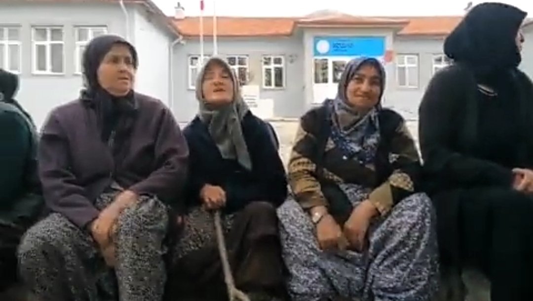 "Maden Ocağının Topraklarımızı Zehirlenmesine Asla İzin Vermeyeceğiz!"

Afyon'un Çay ilçesi Sultandağları'nda  ABD-Kanada merkezli ANAZON isimli şirkete bölge halkı tepki gösteriyor.
youtu.be/47xXAwKD6hc?si…