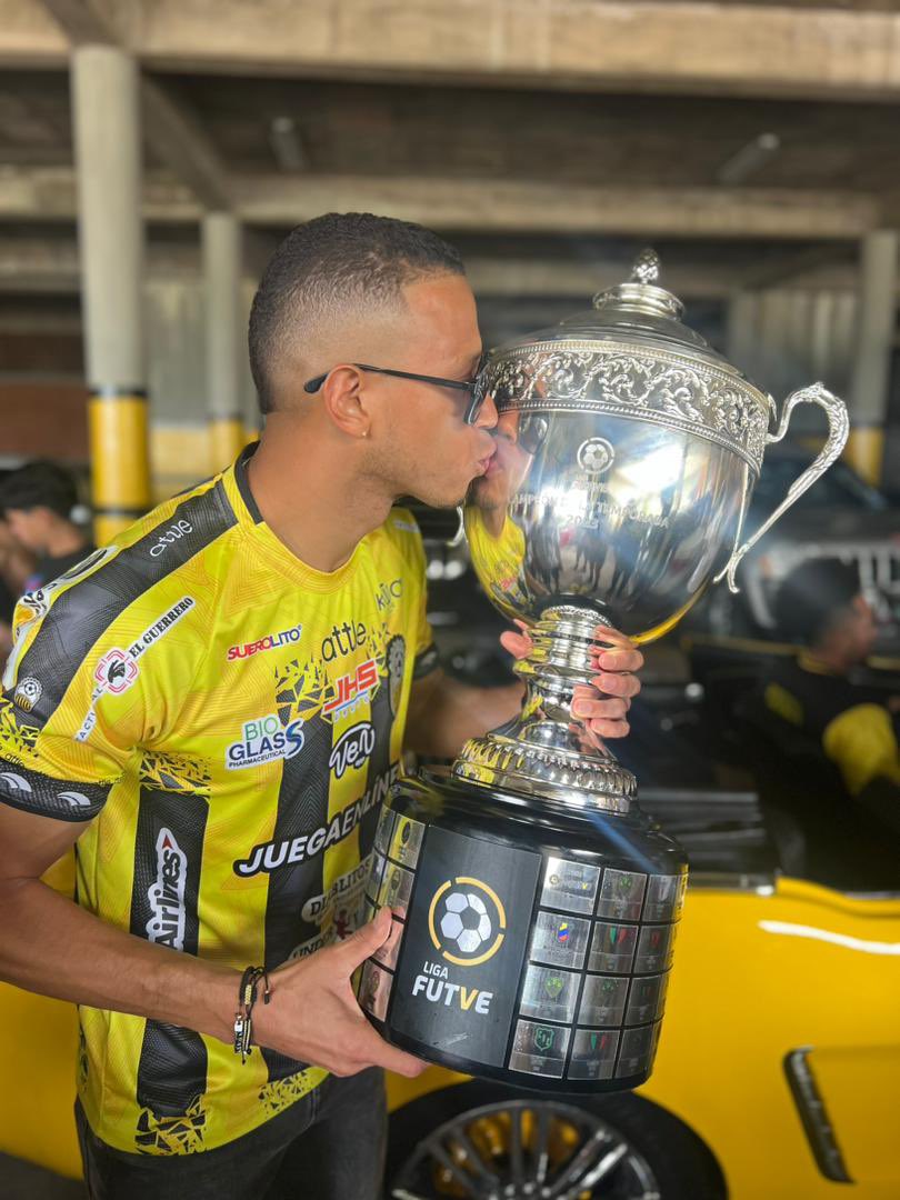 Elmatatanuri's tweet photo. Todo gracias a Dios de permitirme seguir viviendo y logrando triunfos importantes en mi carrera. Llego para quedarse La10MA  ya son dos ⭐️⭐️ junto al más grande, y orgulloso de ser partícipe de todo esto tan lindo vivido. https://t.co/Ld7VctxX95
